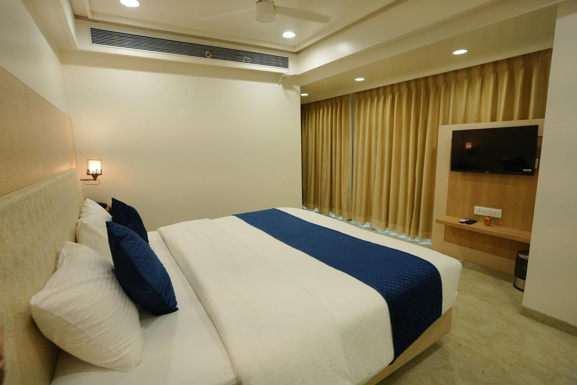 Hotel 6 Seasons, Koregoan Park, Pune Exterior foto