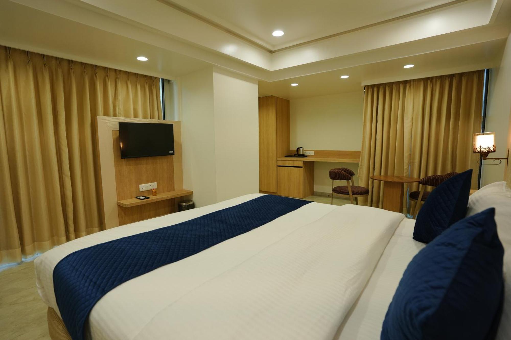 Hotel 6 Seasons, Koregoan Park, Pune Exterior foto