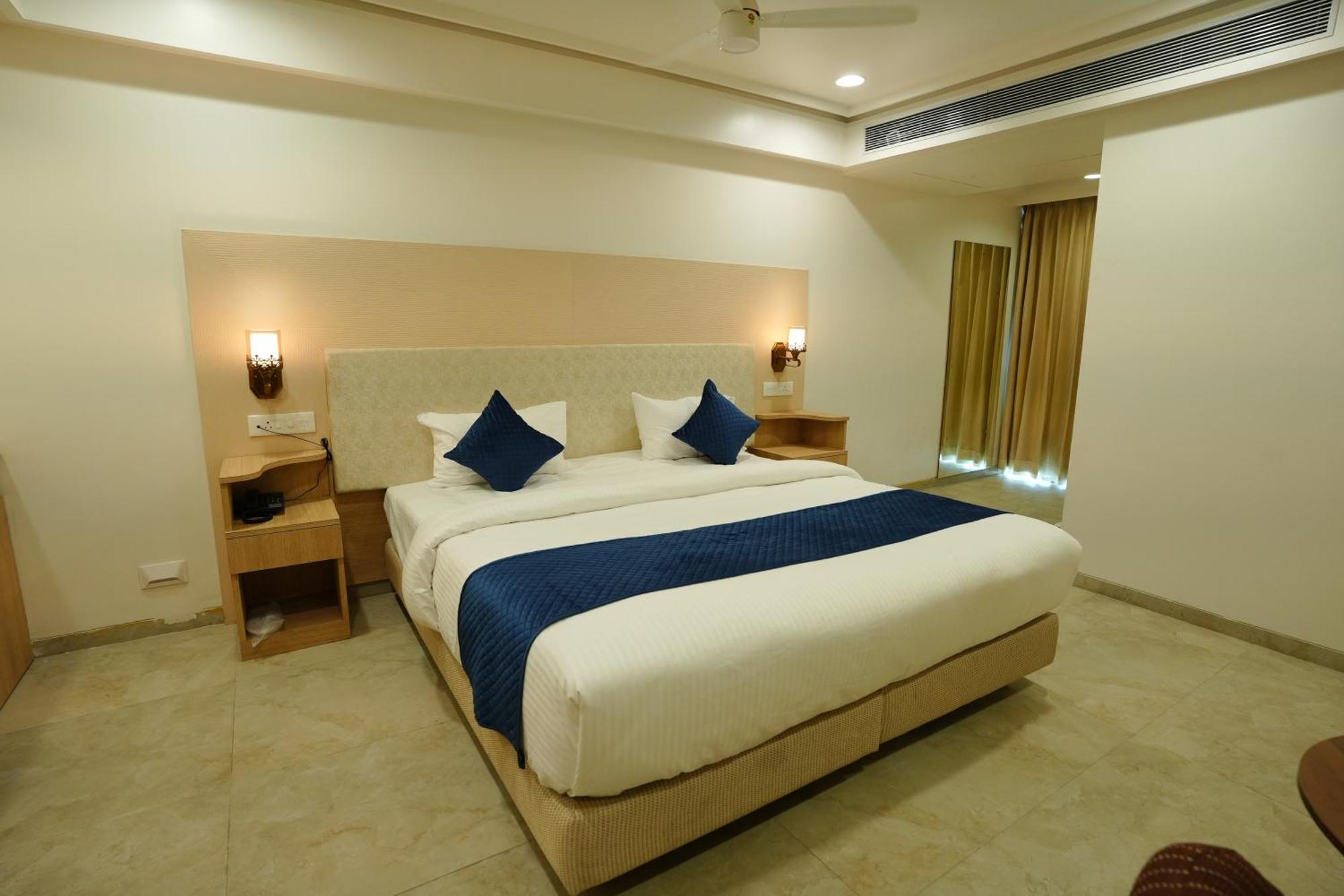 Hotel 6 Seasons, Koregoan Park, Pune Exterior foto