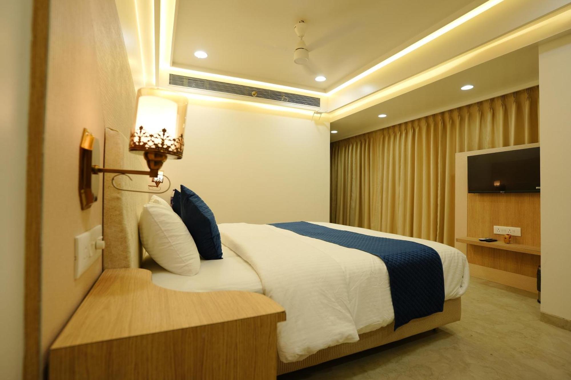 Hotel 6 Seasons, Koregoan Park, Pune Exterior foto