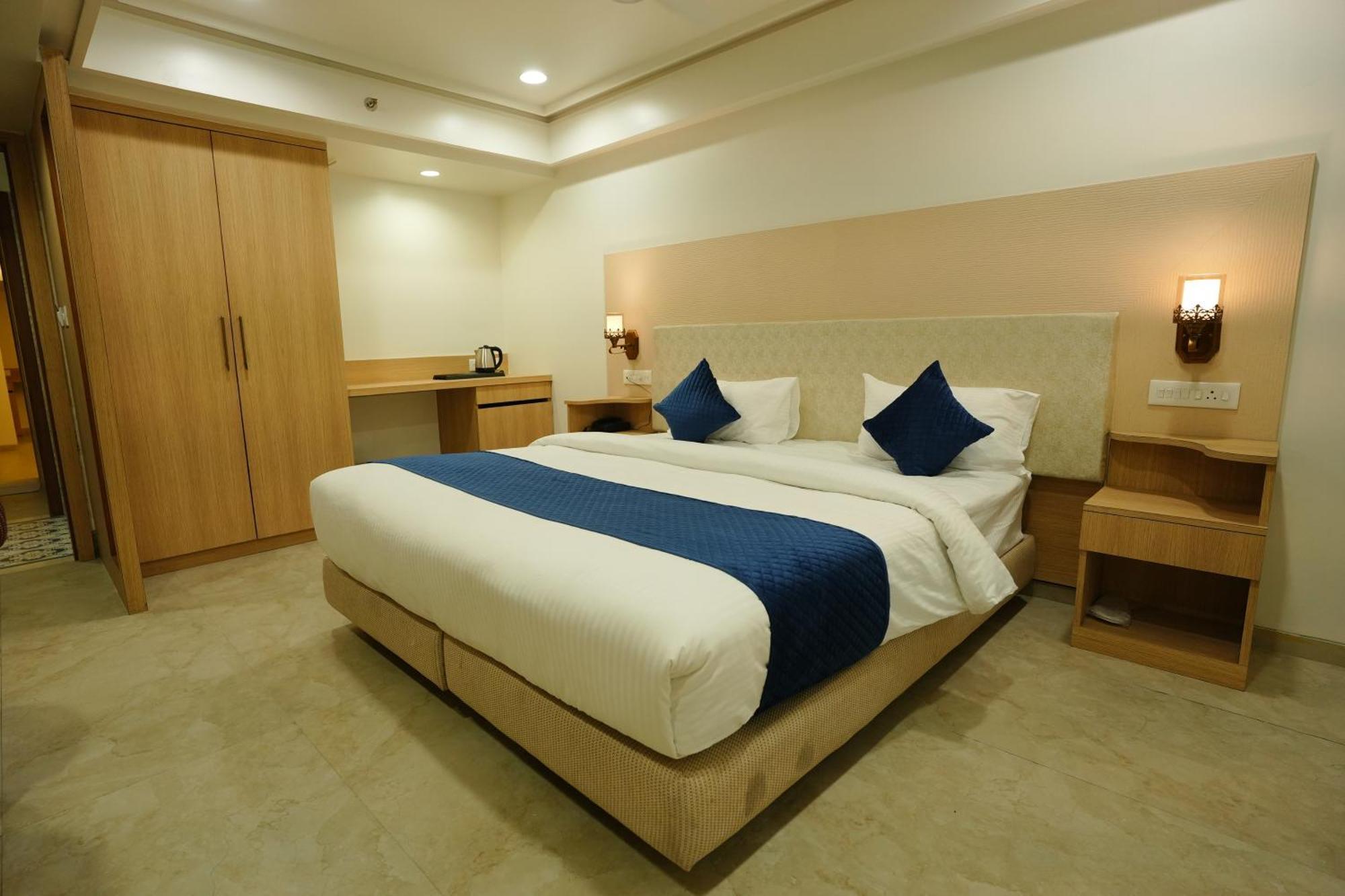 Hotel 6 Seasons, Koregoan Park, Pune Exterior foto