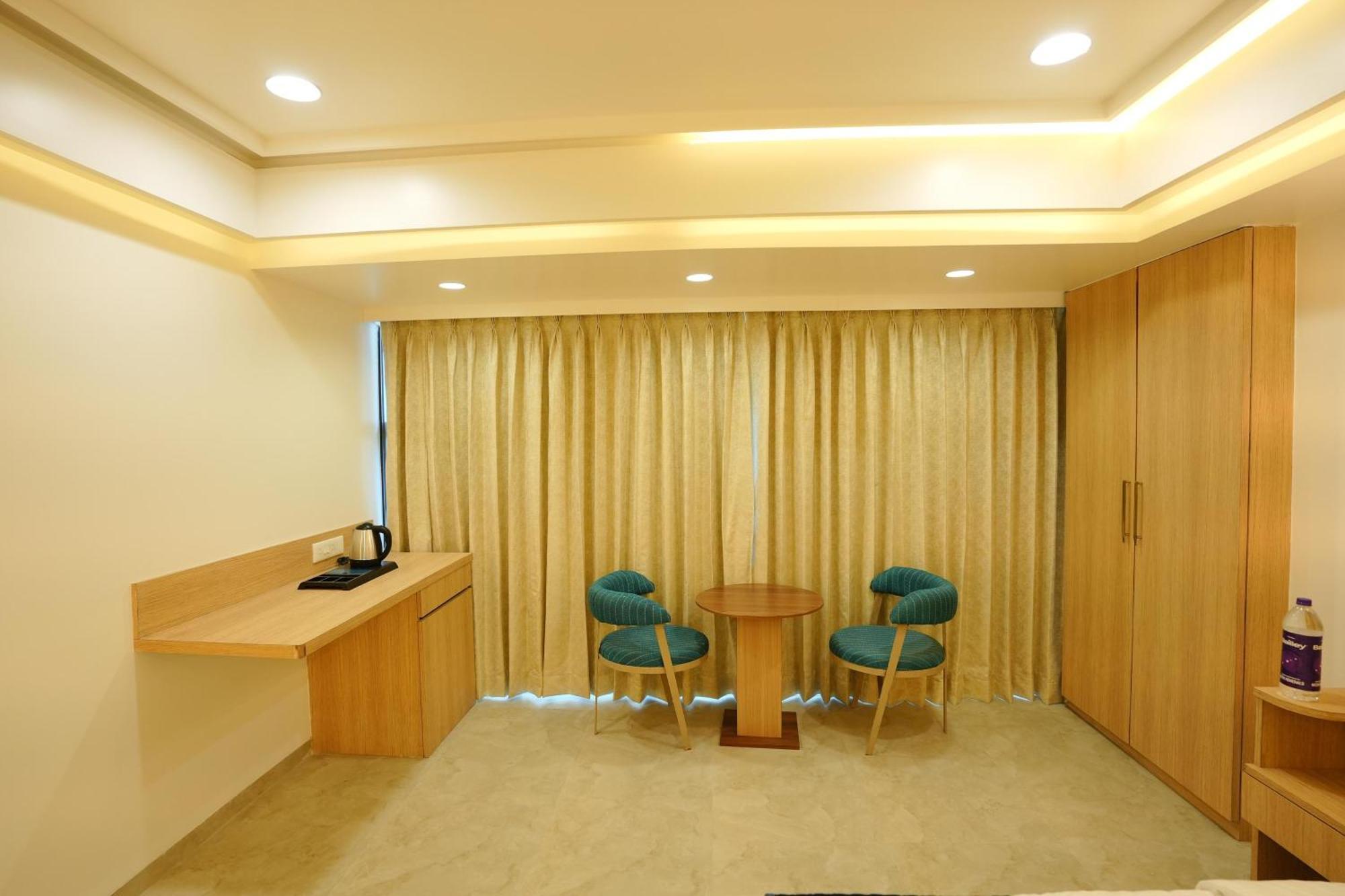 Hotel 6 Seasons, Koregoan Park, Pune Exterior foto