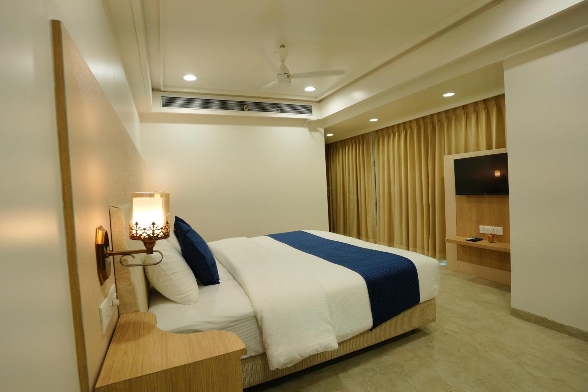 Hotel 6 Seasons, Koregoan Park, Pune Exterior foto