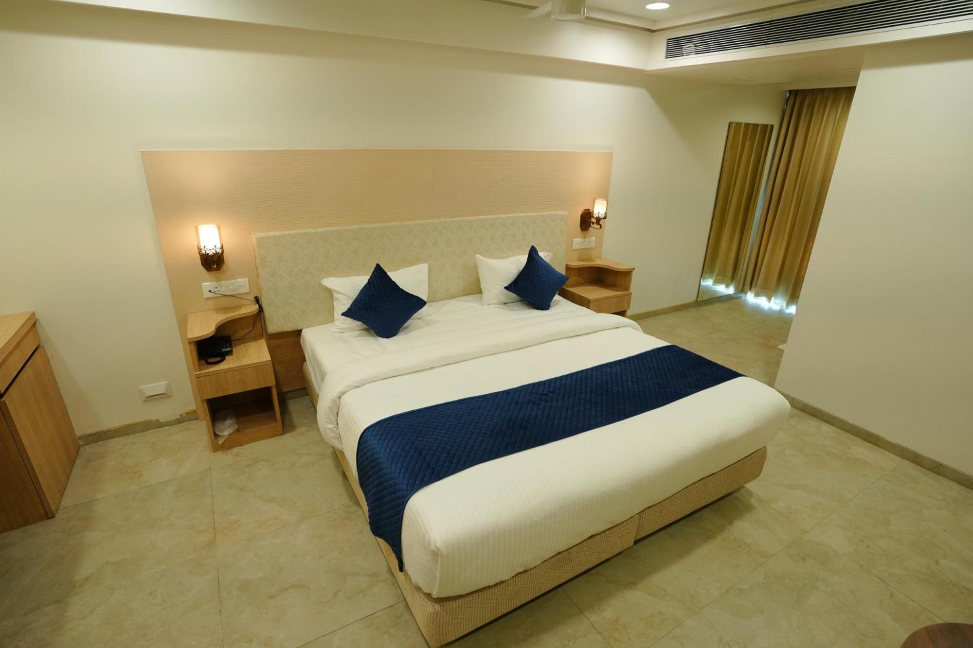 Hotel 6 Seasons, Koregoan Park, Pune Exterior foto