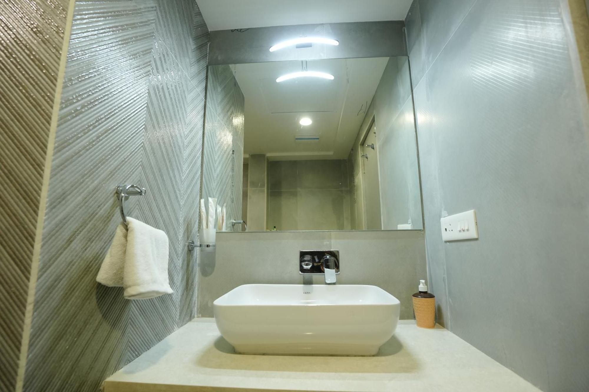 Hotel 6 Seasons, Koregoan Park, Pune Exterior foto